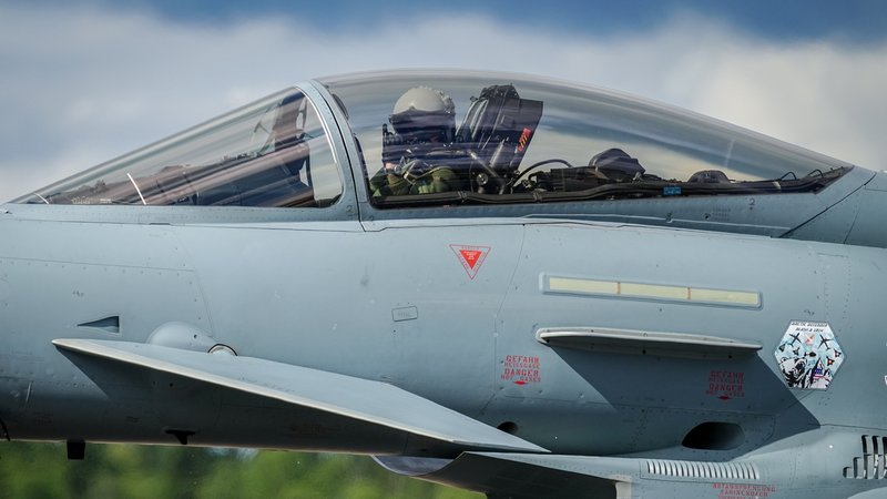 08.07.24: Eurofighter-Pilot der Luftwaffe bei der Nato-Übung "Arctic Defender 2024" im US-Bundesstaat Alaska auf dem Weg zum Start (Symbolbild). | Bild: pa/dpa/Kay Nietfeld 08.07.24: Eurofighter-Pilot der Luftwaffe bei der Nato-Übung "Arctic Defender 2024" im US-Bundesstaat Alaska auf dem Weg zum Start (Symbolbild).