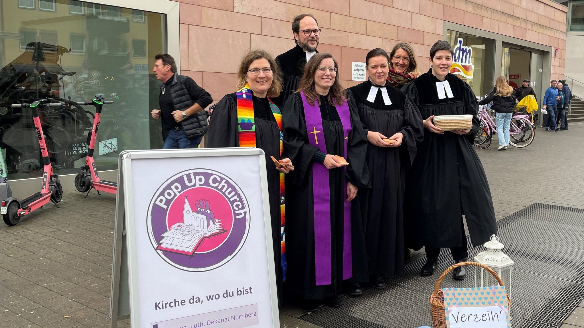 Fünf Pfarrerinnen und ein Pfarrer des Dekanats Nürnberg-Nord bei der ersten "PopUp Church".