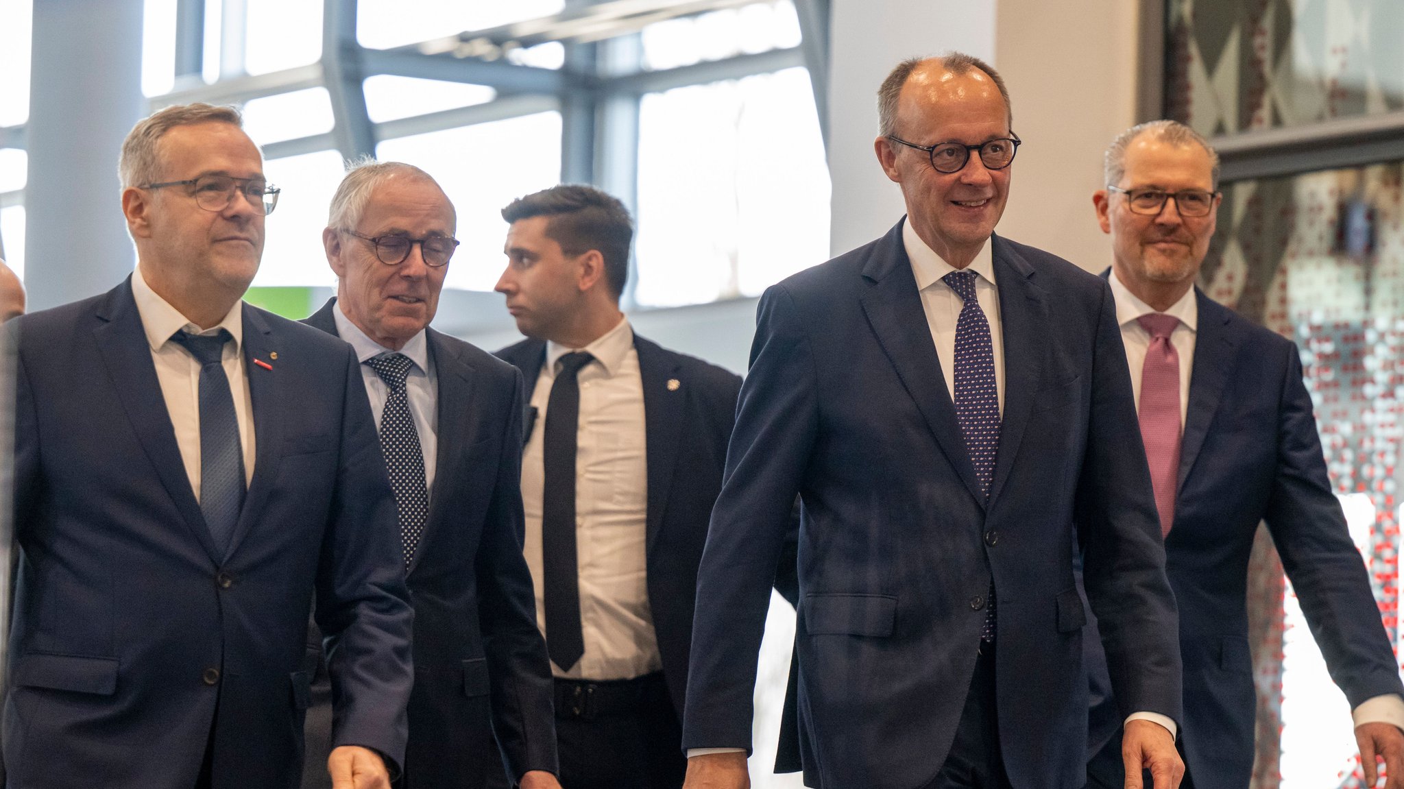 Zu sehen ist Bundeskanzler Friedrich Merz mit Vertretern der vier führenden Wirtschaftsverbände auf dem Weg auf das Messegelände. | Bild: dpa-Bildfunk/Peter Kneffel Zu sehen ist Bundeskanzler Friedrich Merz mit Vertretern der vier führenden Wirtschaftsverbände auf dem Weg auf das Messegelände.