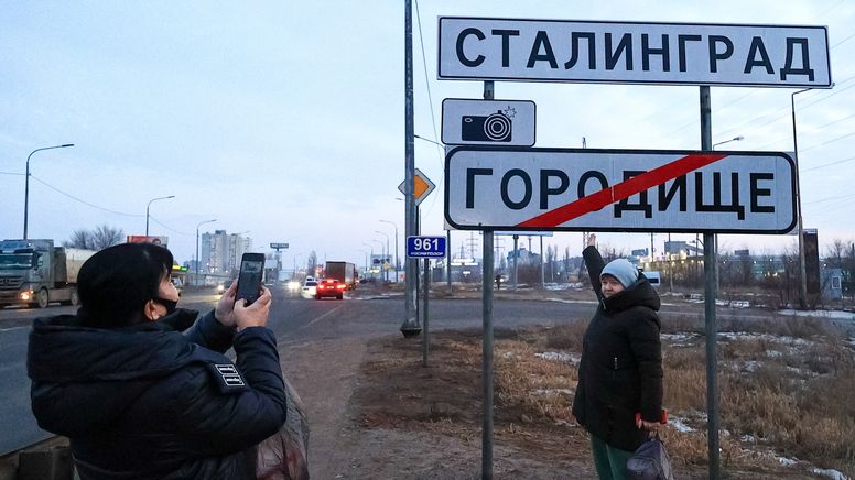 Am Ortseingang von Wolgograd wurden die Schilder ergänzt | Bild:Dmitri Rogulin/Picture Alliance
