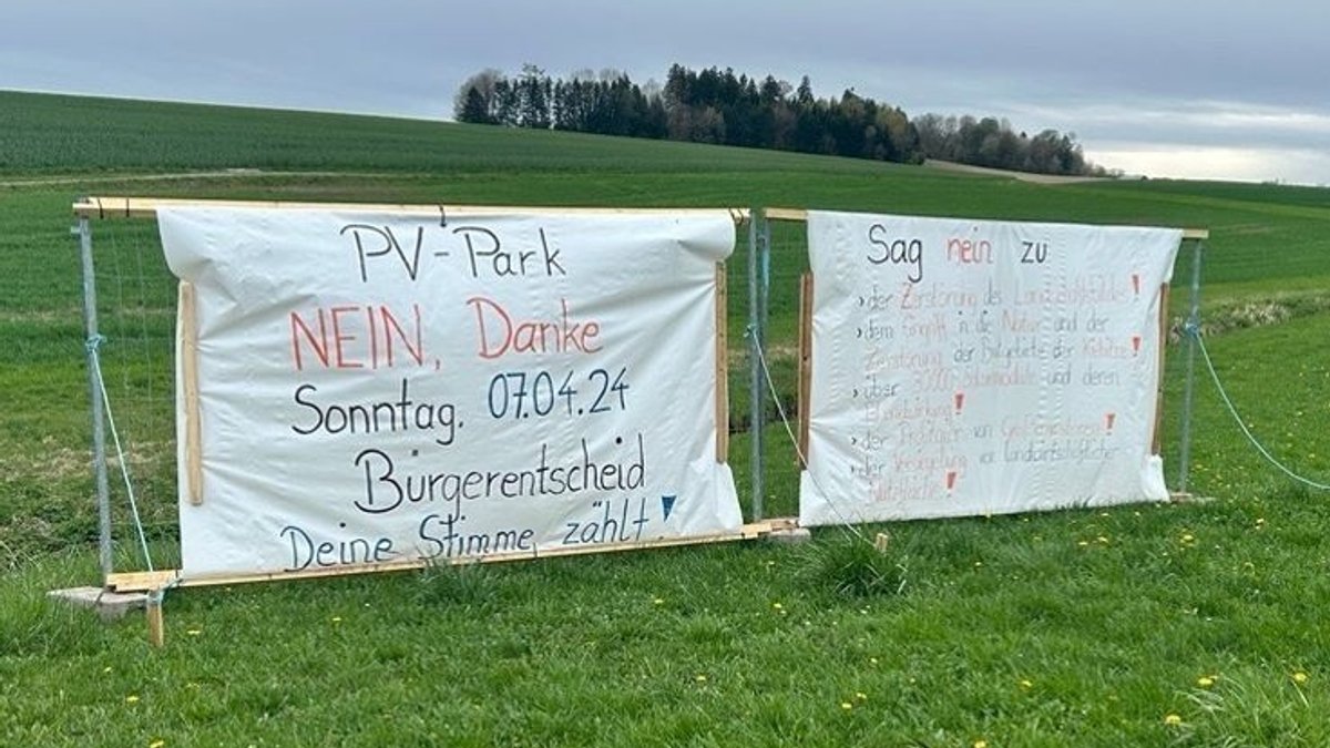 Die Bürgerinnen und Bürger protestierten mit Plakaten gegen den Solarpark