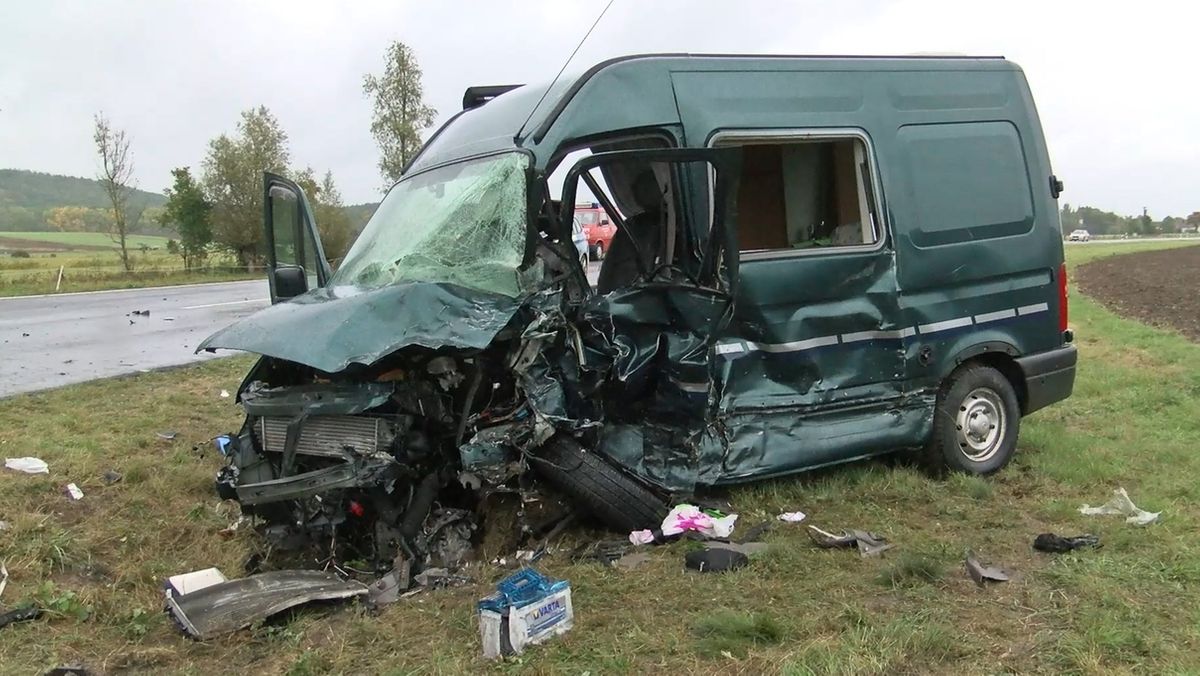Beim Zusammenstoß eines Kleintransporters mit einem Wohnmobil bei Sugenheim (Lkr. Neustadt a.d.Aisch-Bad Windsheim) sind am Dienstag vier Menschen verletzt worden, einer davon schwer. Beim Zusammenstoß eines Kleintransporters mit einem Wohnmobil bei Sugenheim (Lkr. Neustadt a.d.Aisch-Bad Windsheim) sind am Dienstag vier Menschen verletzt worden, einer davon schwer.