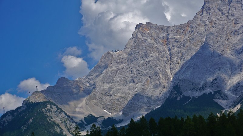 Zugspitze bei Ehrwald | Bild: picture alliance / Zoonar | Jürgen Vogt Zugspitze bei Ehrwald