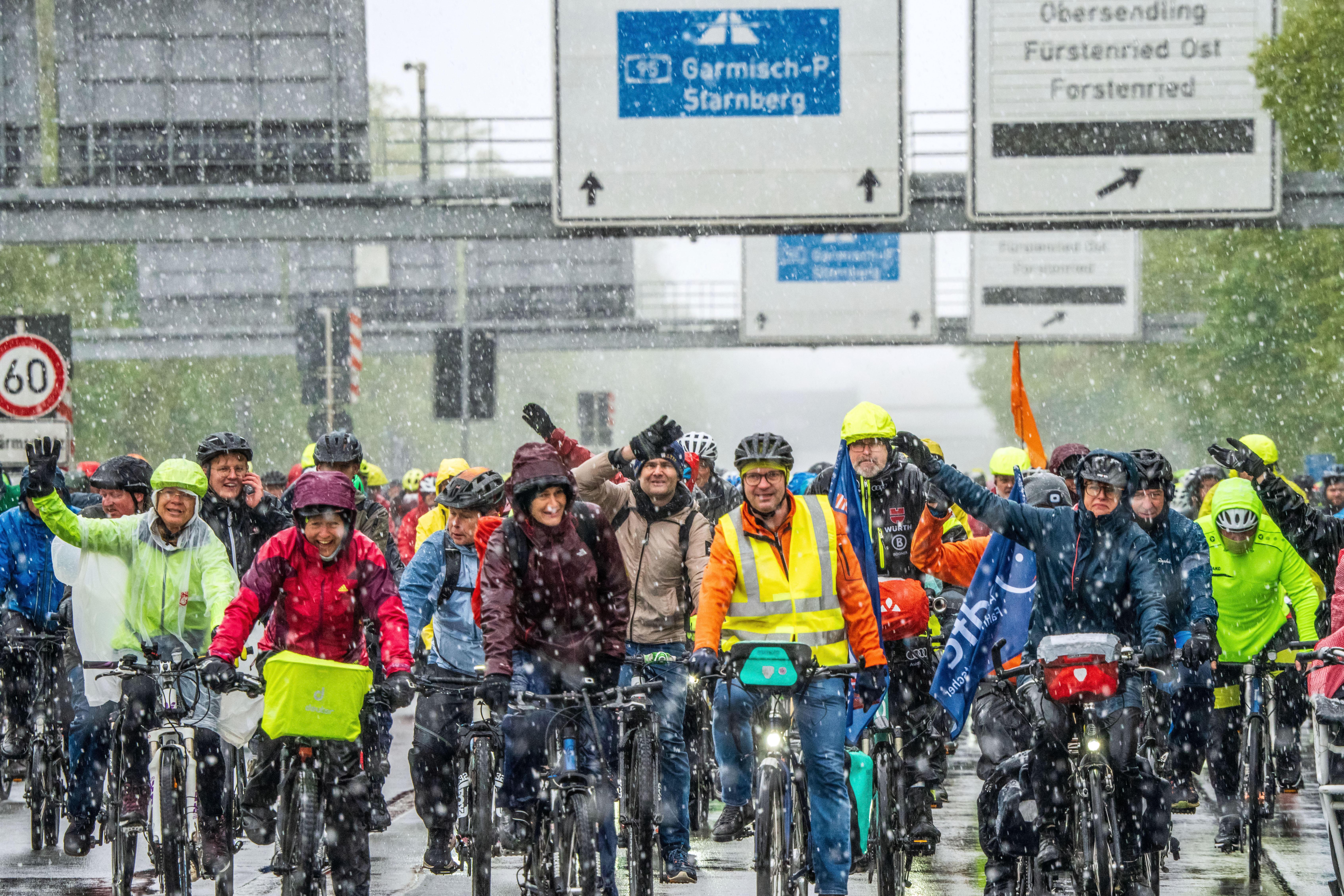 Große Rad-Sternfahrt des ADFC, hier bei Schneefall auf der gesperrten Autobahn A 95 München-Garmisch am Autobahnende bei München-Sendling