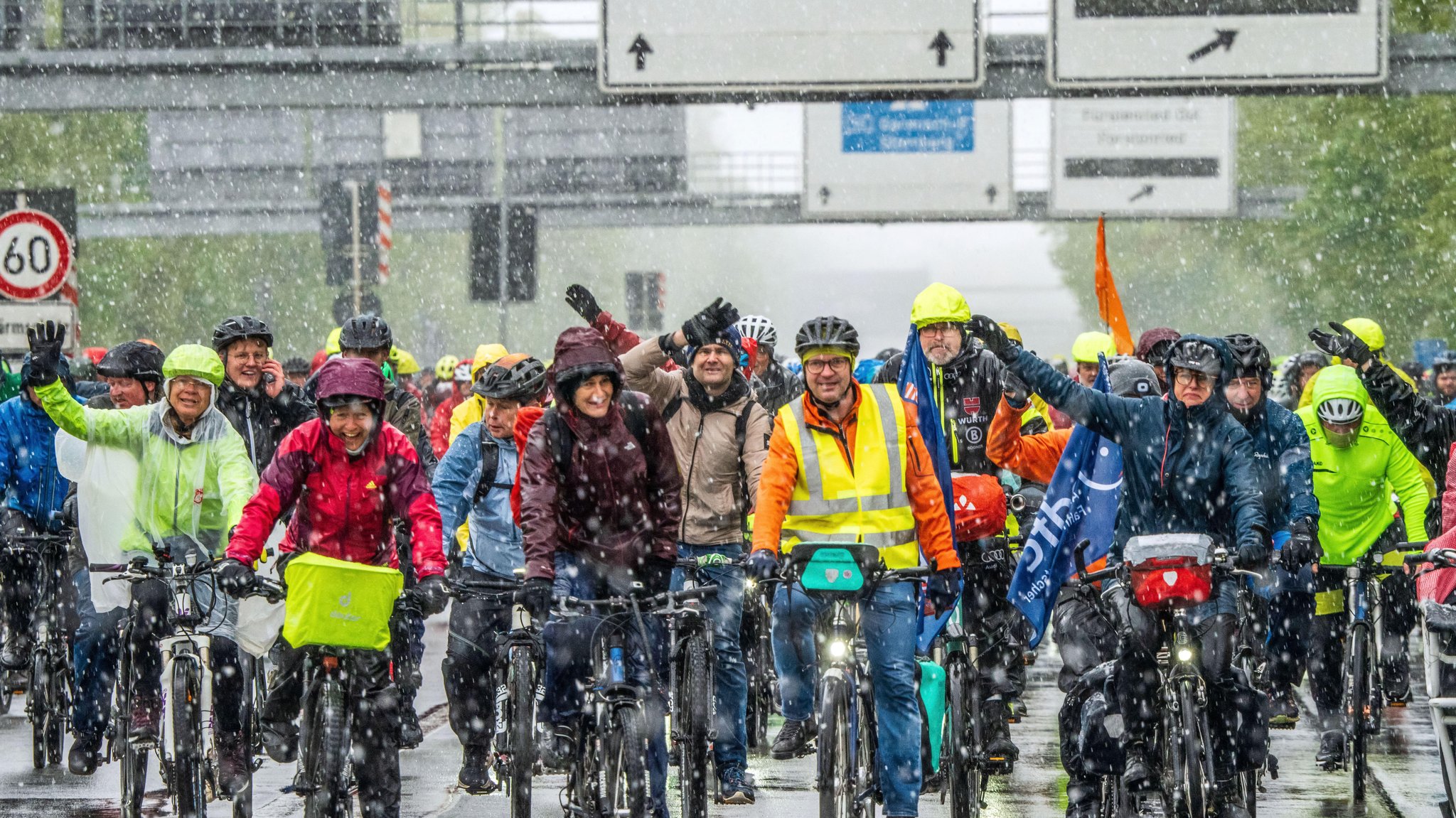 Große Rad-Sternfahrt des ADFC, hier bei Schneefall auf der gesperrten Autobahn A 95 München-Garmisch am Autobahnende bei München-Sendling