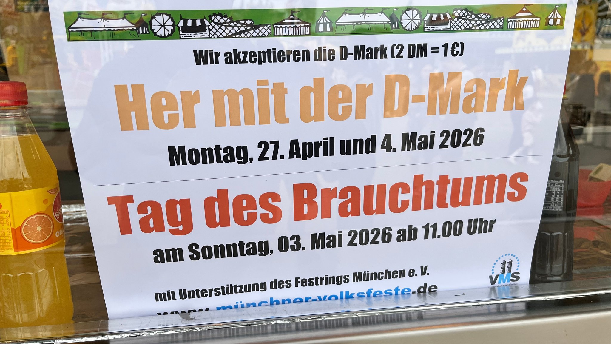 Aktionsschild "Her mit der D-Mark" auf dem Frühlingsfest in München.
