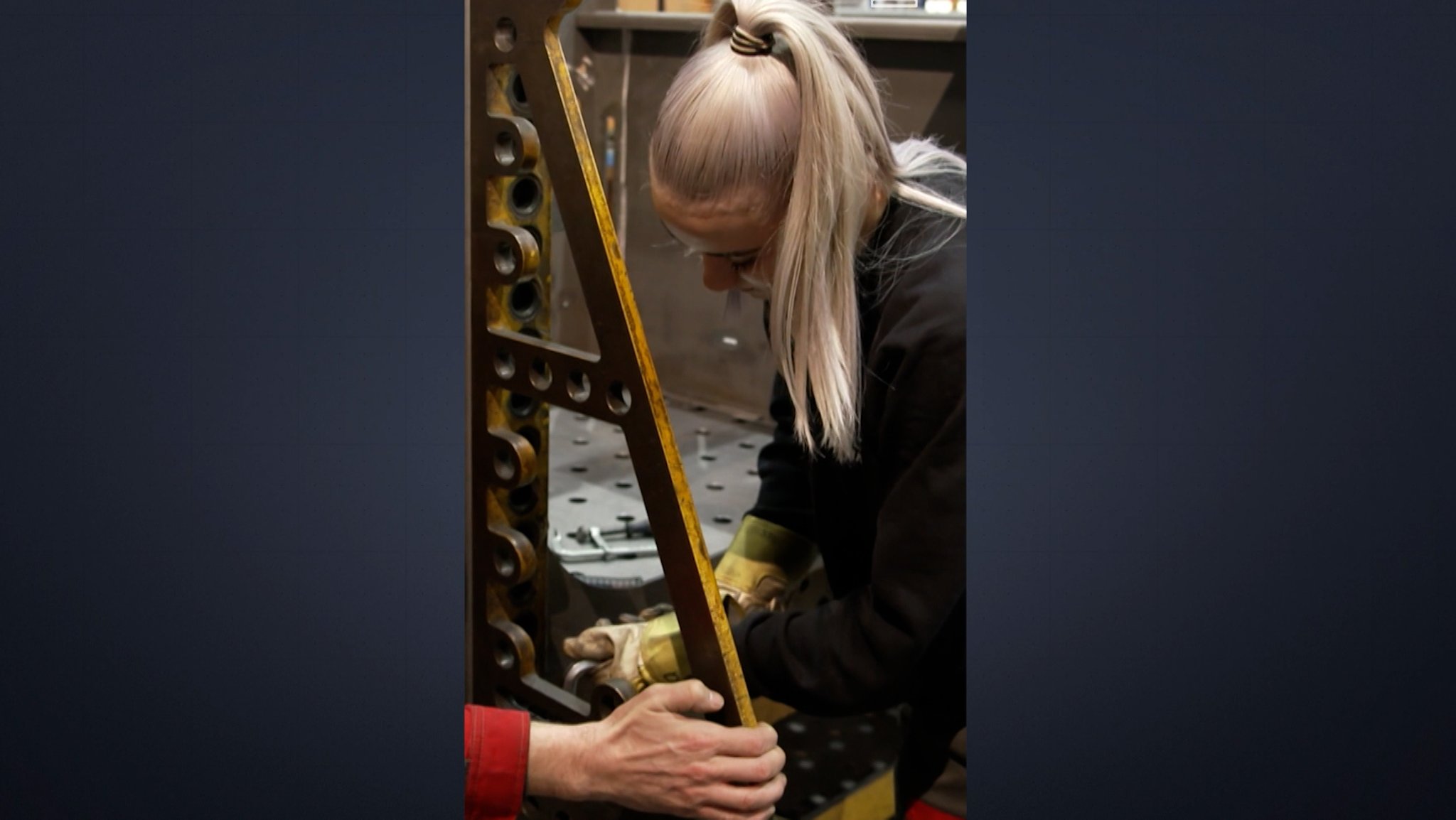 Eine Frau im Handwerk bei der Arbeit.