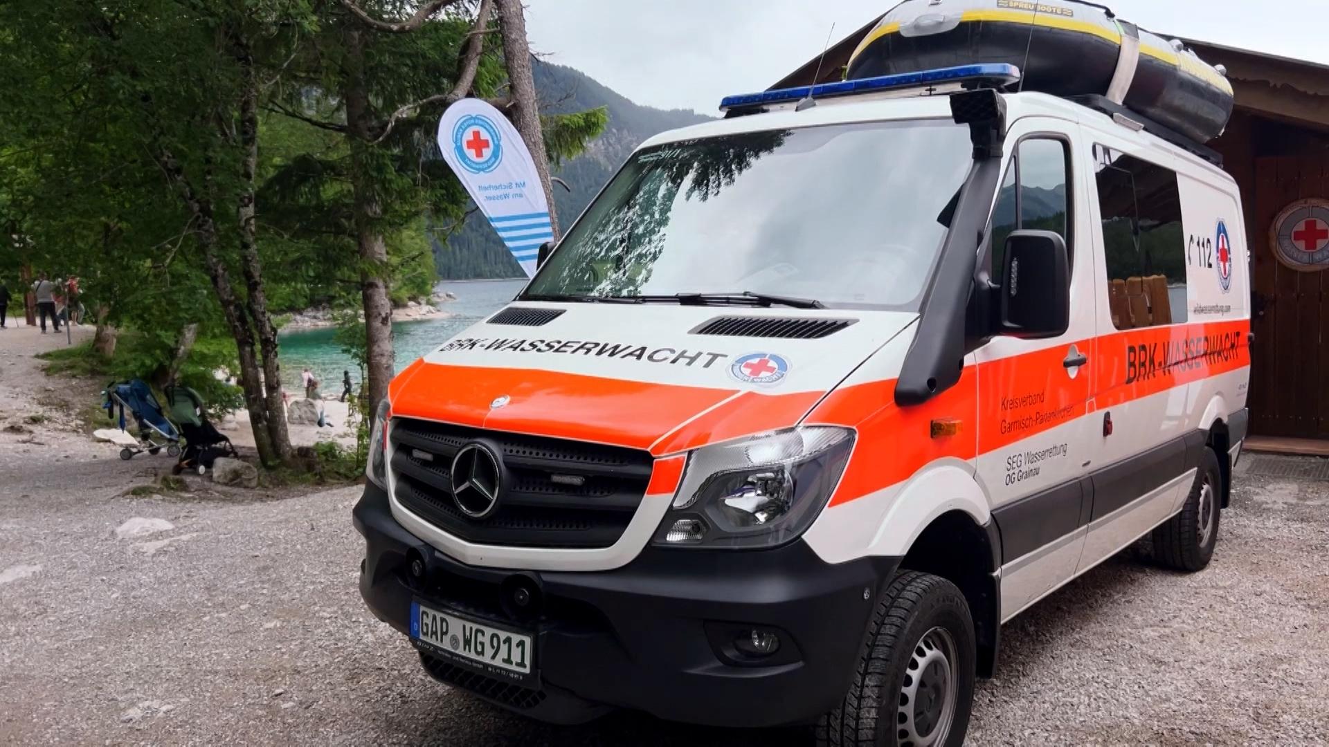Nach dem Tretbootunfall auf dem oberbayerischen Eibsee setzen Wasserwacht und Polizei die Suche nach dem untergegangenen Vater und seinem sechs Jahre alten Sohn fort. Seit dem Morgen sind Taucher, Boote und ein Hubschrauber im Einsatz.