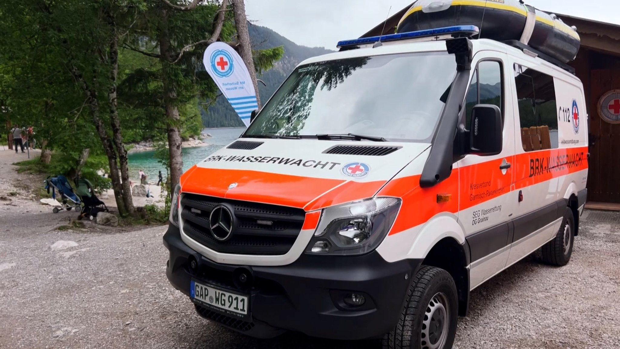 Nach dem Tretbootunfall auf dem oberbayerischen Eibsee setzen Wasserwacht und Polizei die Suche nach dem untergegangenen Vater und seinem sechs Jahre alten Sohn fort. Seit dem Morgen sind Taucher, Boote und ein Hubschrauber im Einsatz.