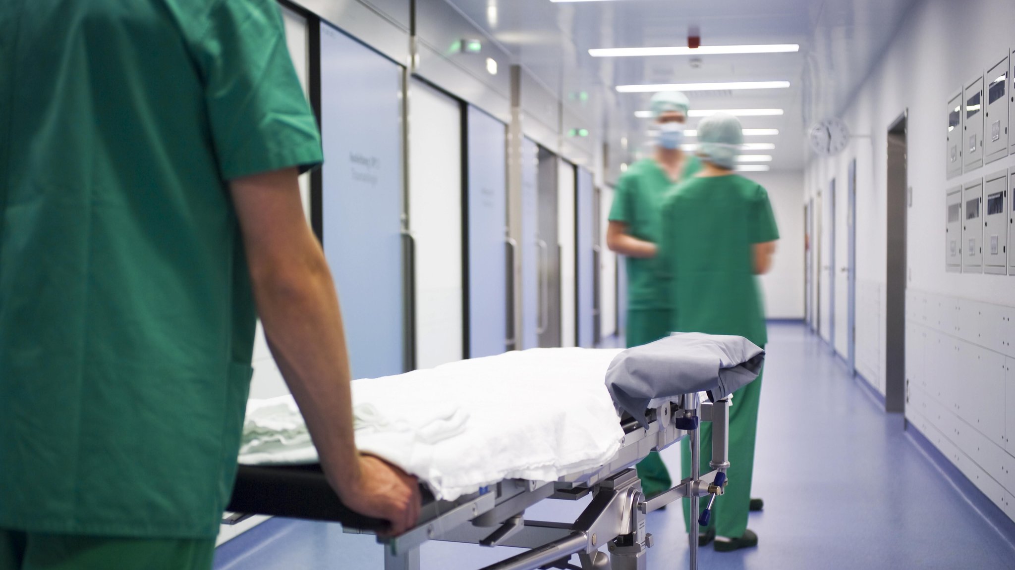 Pfleger in einem Krankenhaus | Bild: picture alliance/dpa Pfleger in einem Krankenhaus