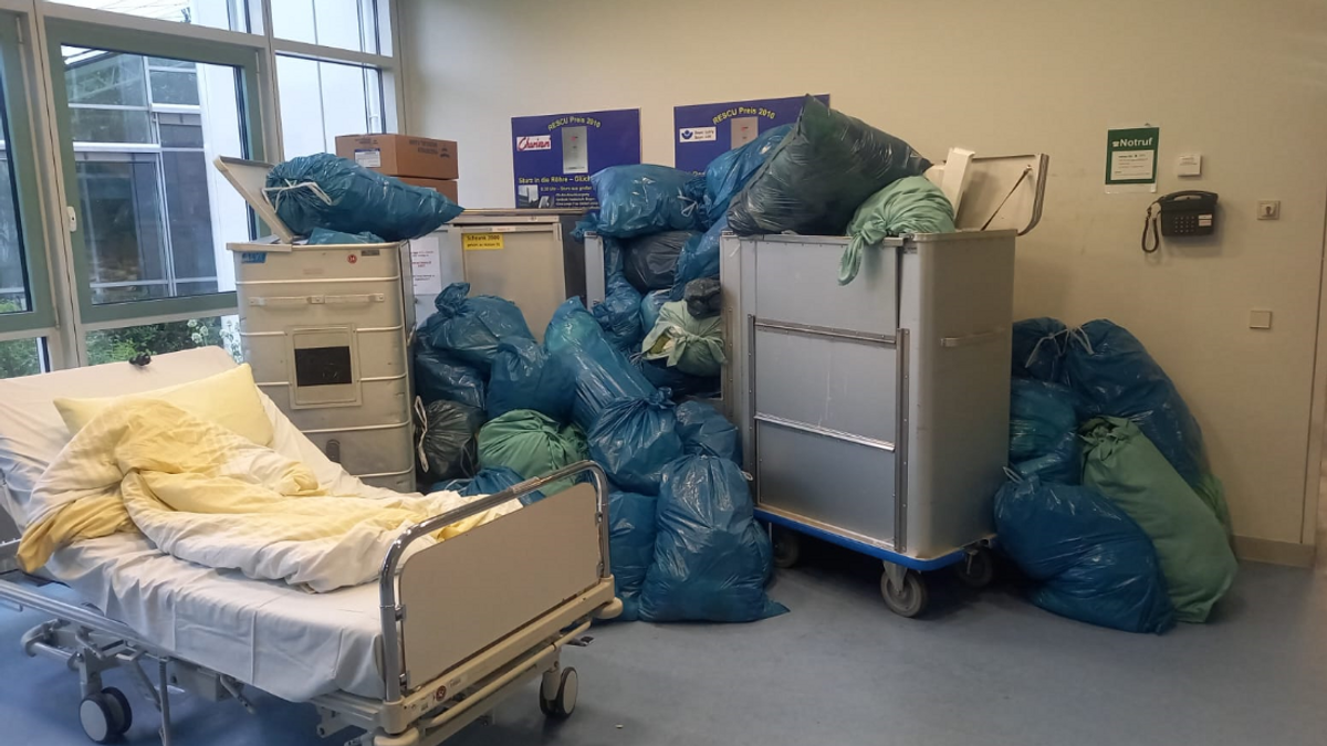 In einem Raum im Krankenhaus liegen Müllsäcke.