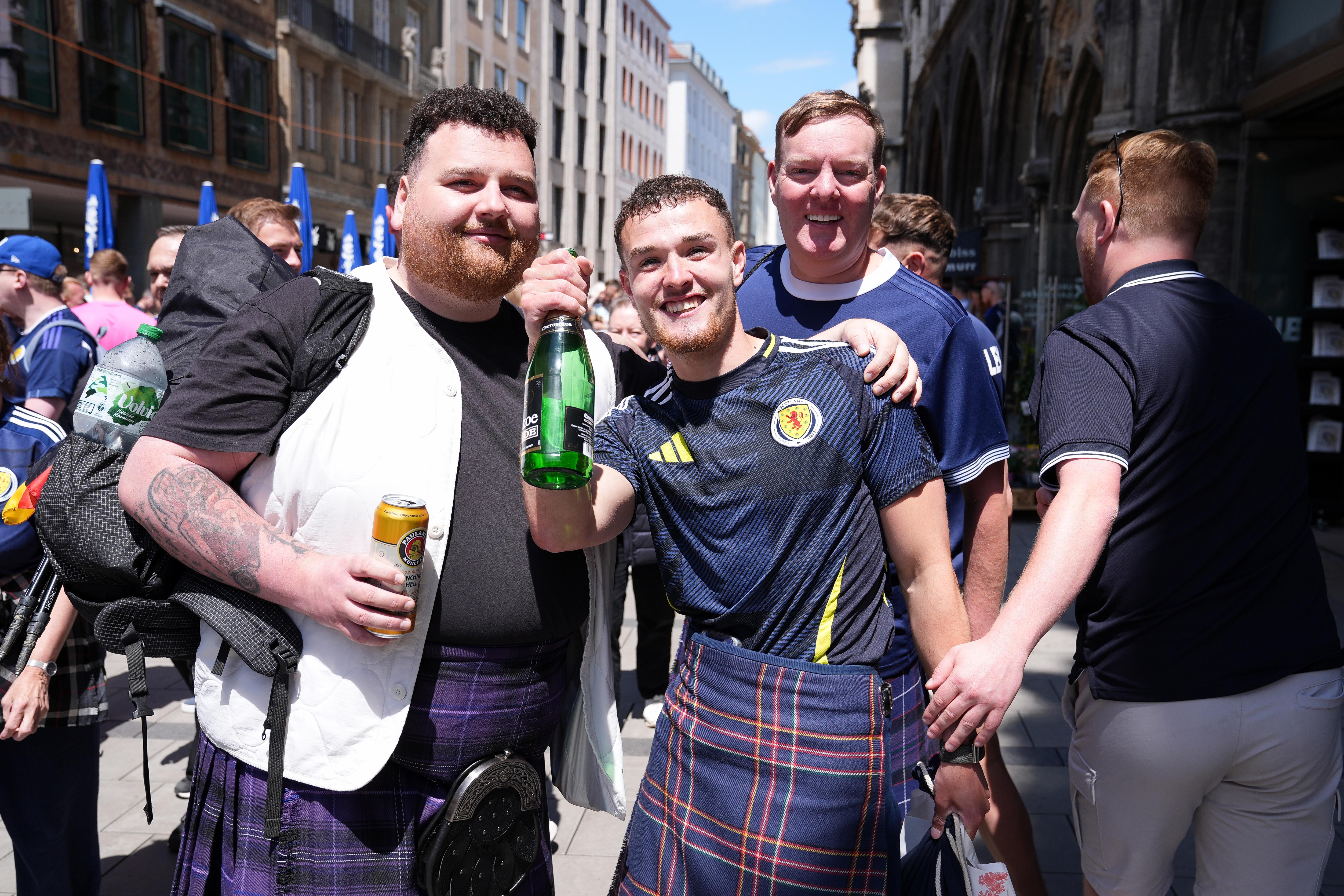 Der Schotte Craig Ferguson wird bei seiner Ankunft in München gefeiert. 