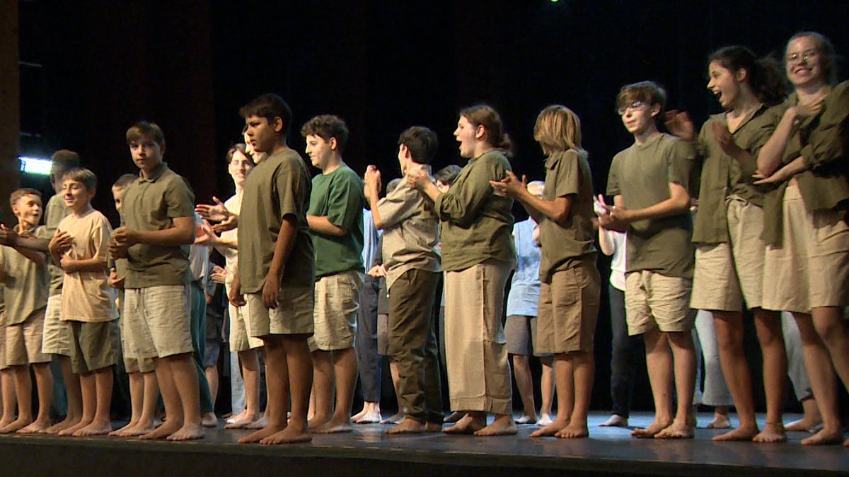 Schülerinnen und Schüler nach der Generalprobe auf der großen Bühne