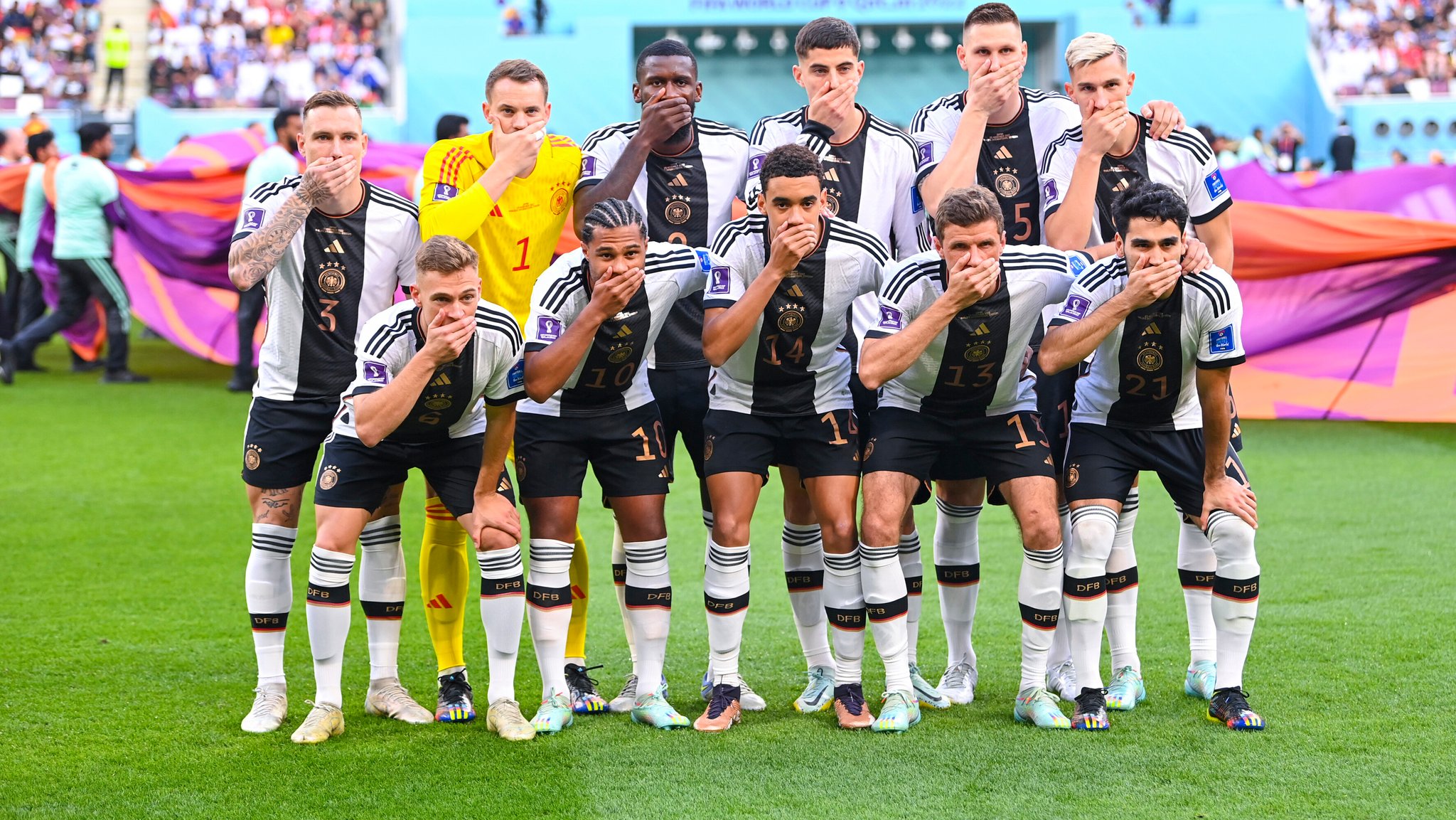 Katar, 23.11.22: Das deutsche Team hält sich bei der Fußball-WM nach dem Wirbel um die "Regenbogen-Binde" aus Protest den Mund zu (Symbolbild). | Bild: pa/Pressebildagentur ULMER Katar, 23.11.22: Das deutsche Team hält sich bei der Fußball-WM nach dem Wirbel um die "Regenbogen-Binde" aus Protest den Mund zu (Symbolbild).