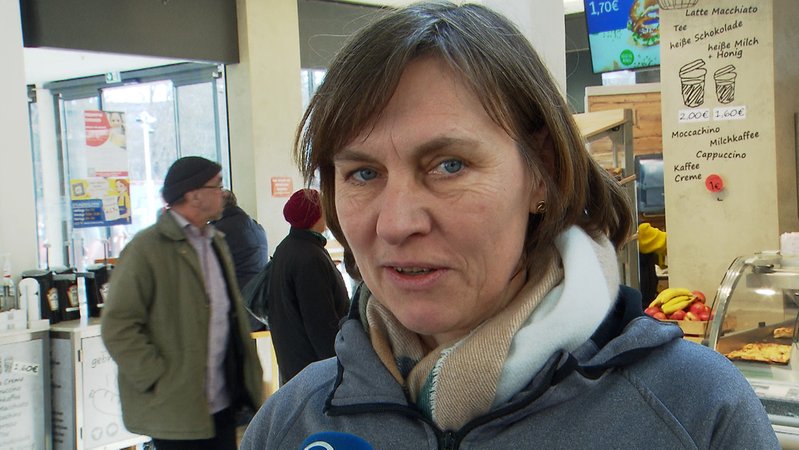 Reisende am Würzburger Hauptbahnhof sind sehr froh über das Streik-Ende. | Bild: BR Reisende am Würzburger Hauptbahnhof sind sehr froh über das Streik-Ende.
