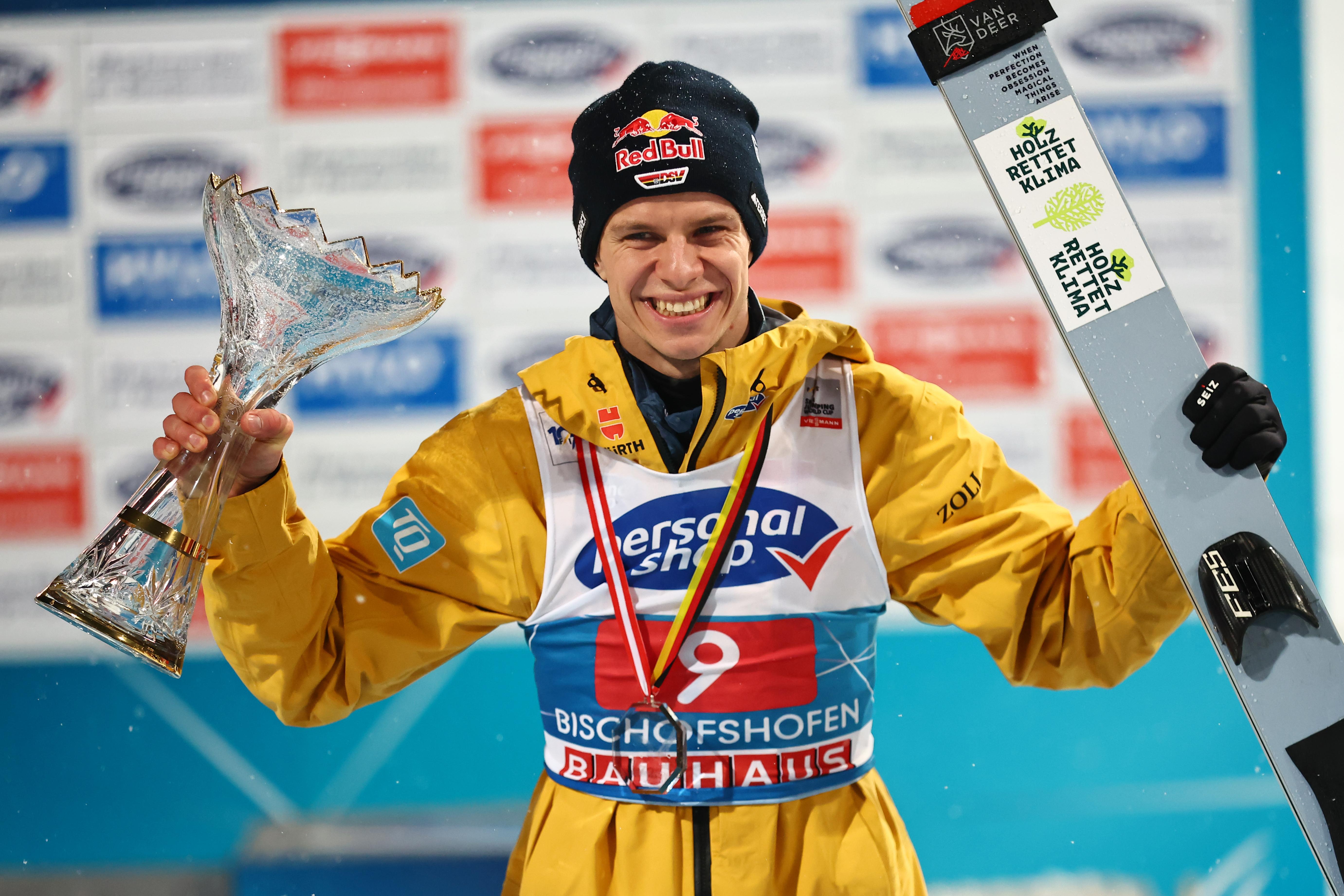 Der Deutsche Andreas Wellinger bei der Siegerehrung der Gesamtsieger.
