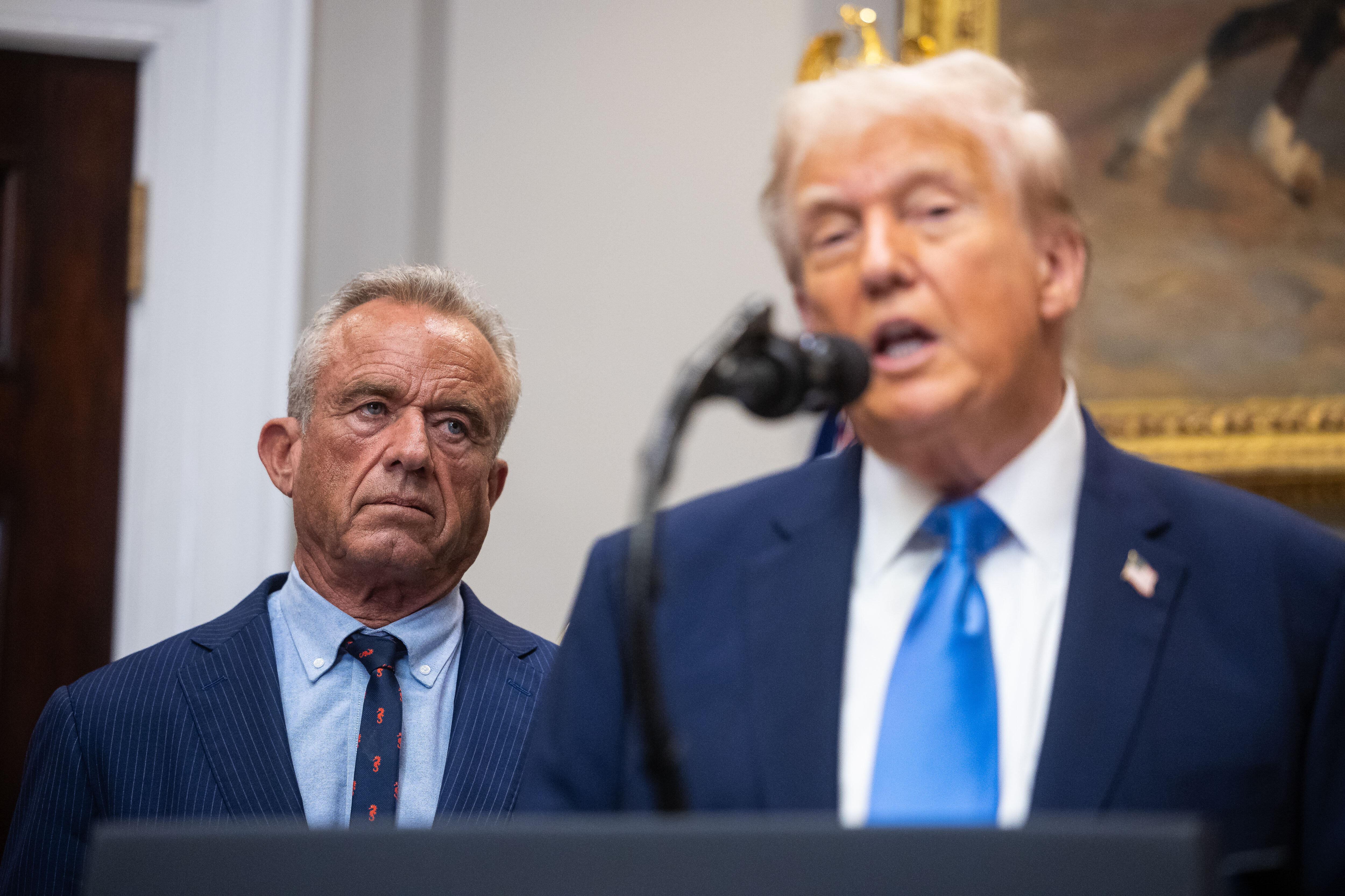 US-Gesundheitsminister Kennedy und Präsident Trump bei der Pressekonferenz im Weißen Haus am 22.9.2025, in der sie Autismus-Mythen verbreiteten.