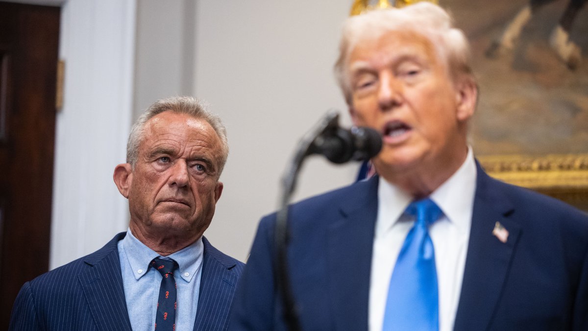 US-Gesundheitsminister Kennedy und Präsident Trump bei der Pressekonferenz im Weißen Haus am 22.9.2025, in der sie Autismus-Mythen verbreiteten.
