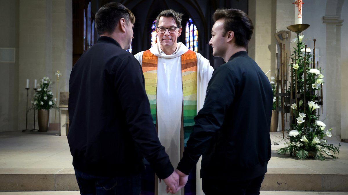 Archivbild: Bisher hatten einzelne Priester bereits homosexuelle Paare gesegnet, wie Pfarrer Christoph Kunz in Magdeburg