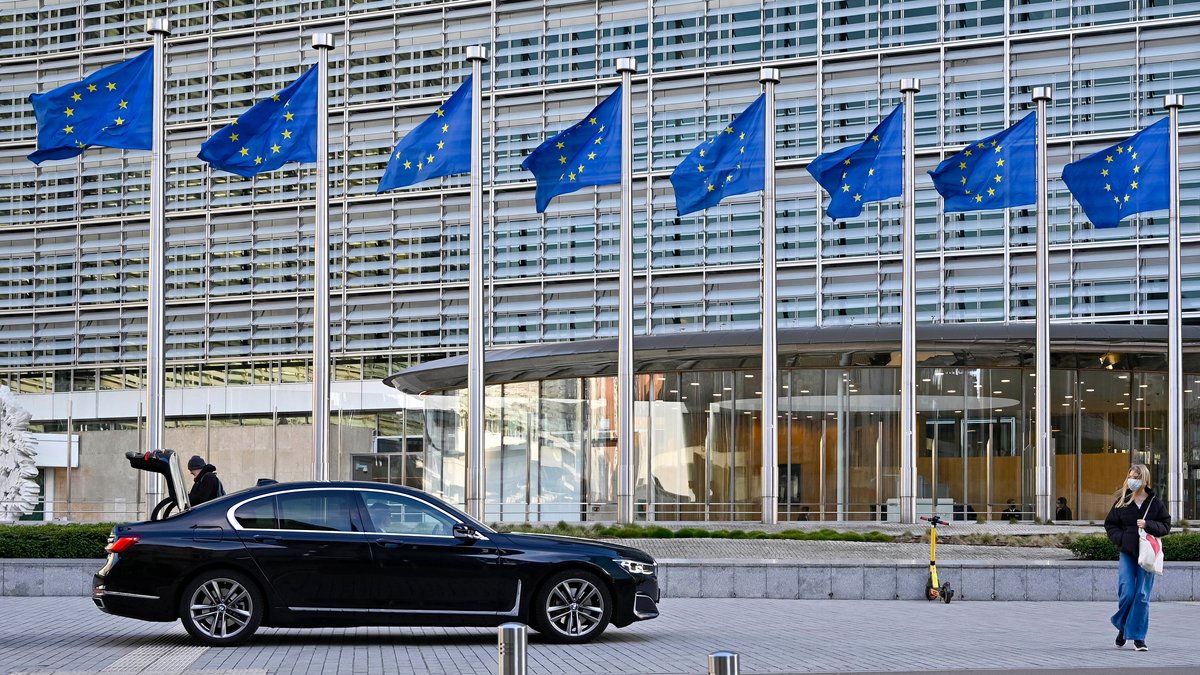 Flaggen vor dem Sitz der EU-Kommission