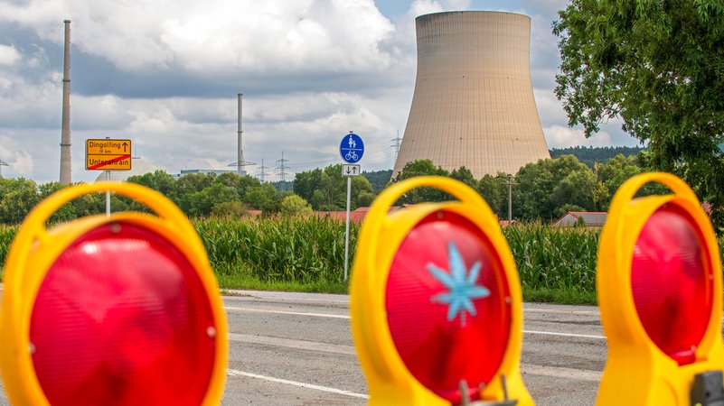 Archivbild: Das abgeschaltete Kernkraftwerk Isar 2 | Bild: picture alliance / Wolfgang Maria Weber | Wolfgang Maria Weber Archivbild: Das abgeschaltete Kernkraftwerk Isar 2