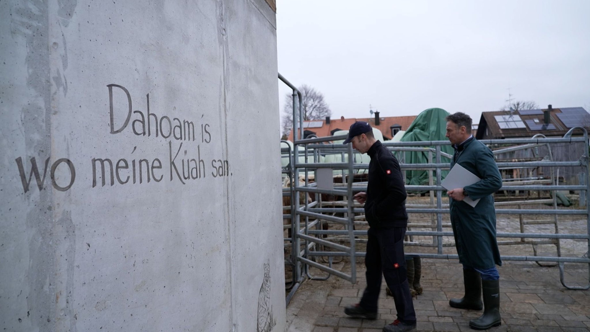 Amtstierarzt bei einem Landwirt zur Tierschutzkontrolle, bei der BR mit der Kamera dabei war.