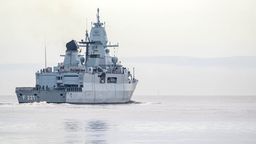 ARCHIV - Niedersachsen, Wilhelmshaven: Die deutsche Fregatte "Hessen" brach im Februar von Wilhelmshaven aus in See | Bild:dpa-Bildfunk/Sina Schuldt