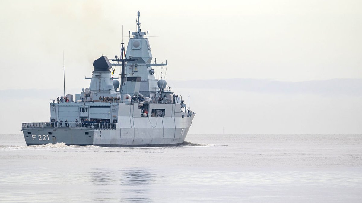 ARCHIV - Niedersachsen, Wilhelmshaven: Die deutsche Fregatte "Hessen" brach im Februar von Wilhelmshaven aus in See