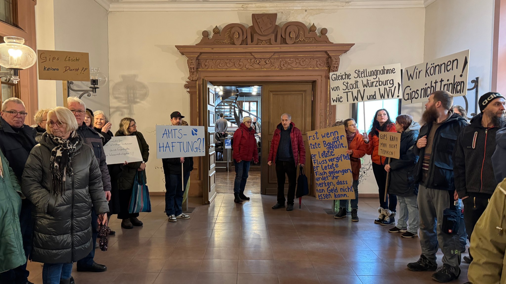 Die Sitzung des Würzburger Stadtrats wurde von Protesten begleitet. Umweltschützer und Anwohner sprachen sich gegen das Bergwerk aus,