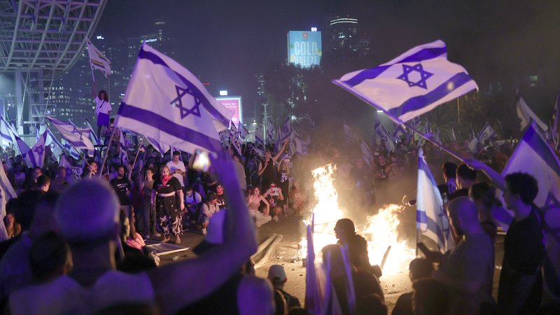 Einen Tag nach der Verabschiedung wesentlicher Teile der Justizreform geht der Protest in Israel weiter. 