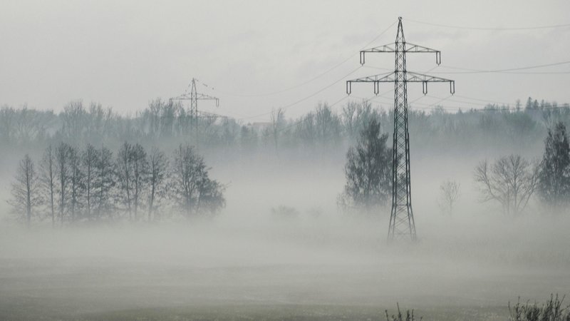 Neblige Landschaft mit Strommast in Bayern (Symbolbild) | Bild: picture alliance / CHROMORANGE|Michael Bihlmayer Neblige Landschaft mit Strommast in Bayern (Symbolbild)