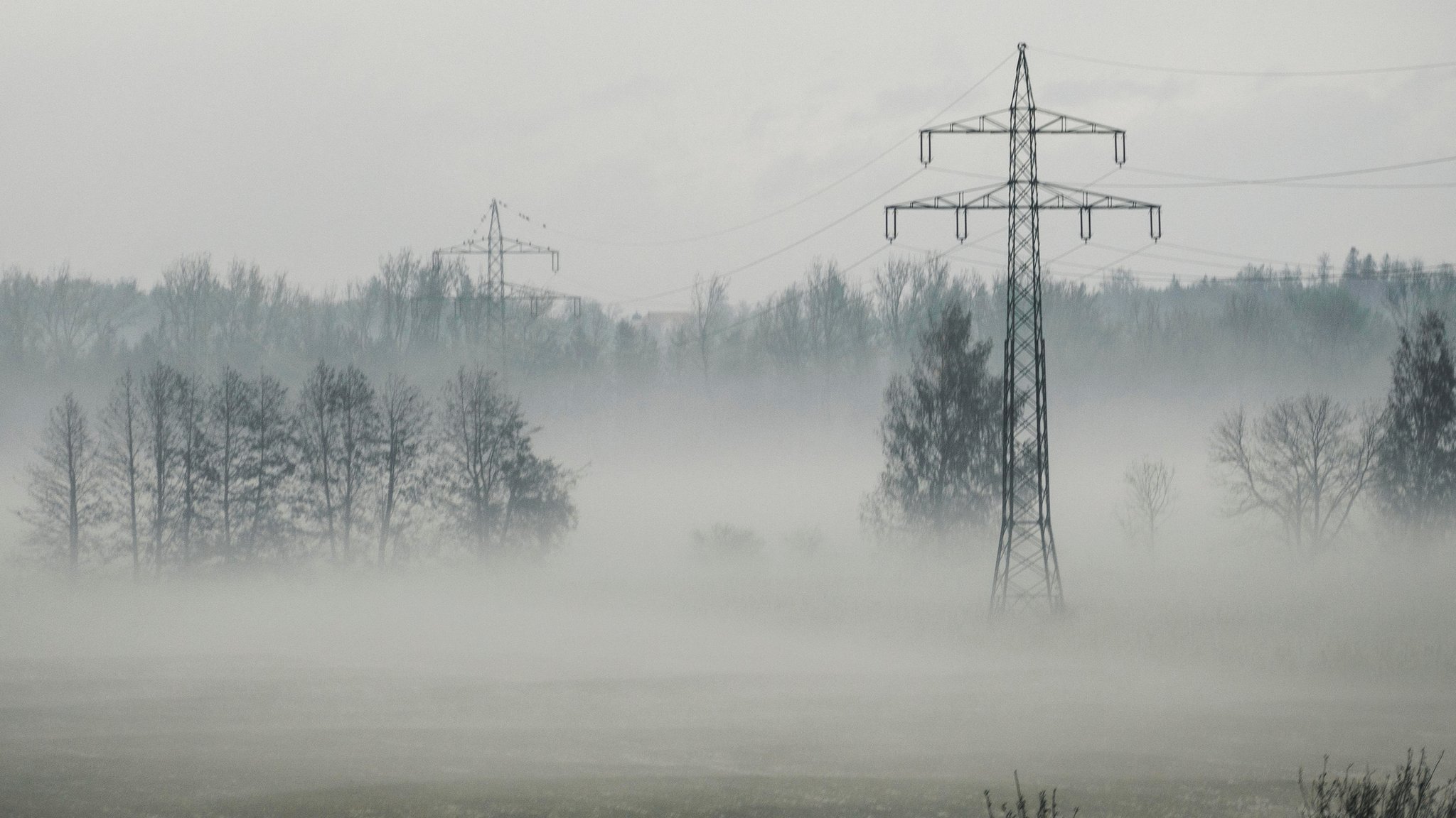 Neblige Landschaft mit Strommast in Bayern (Symbolbild)