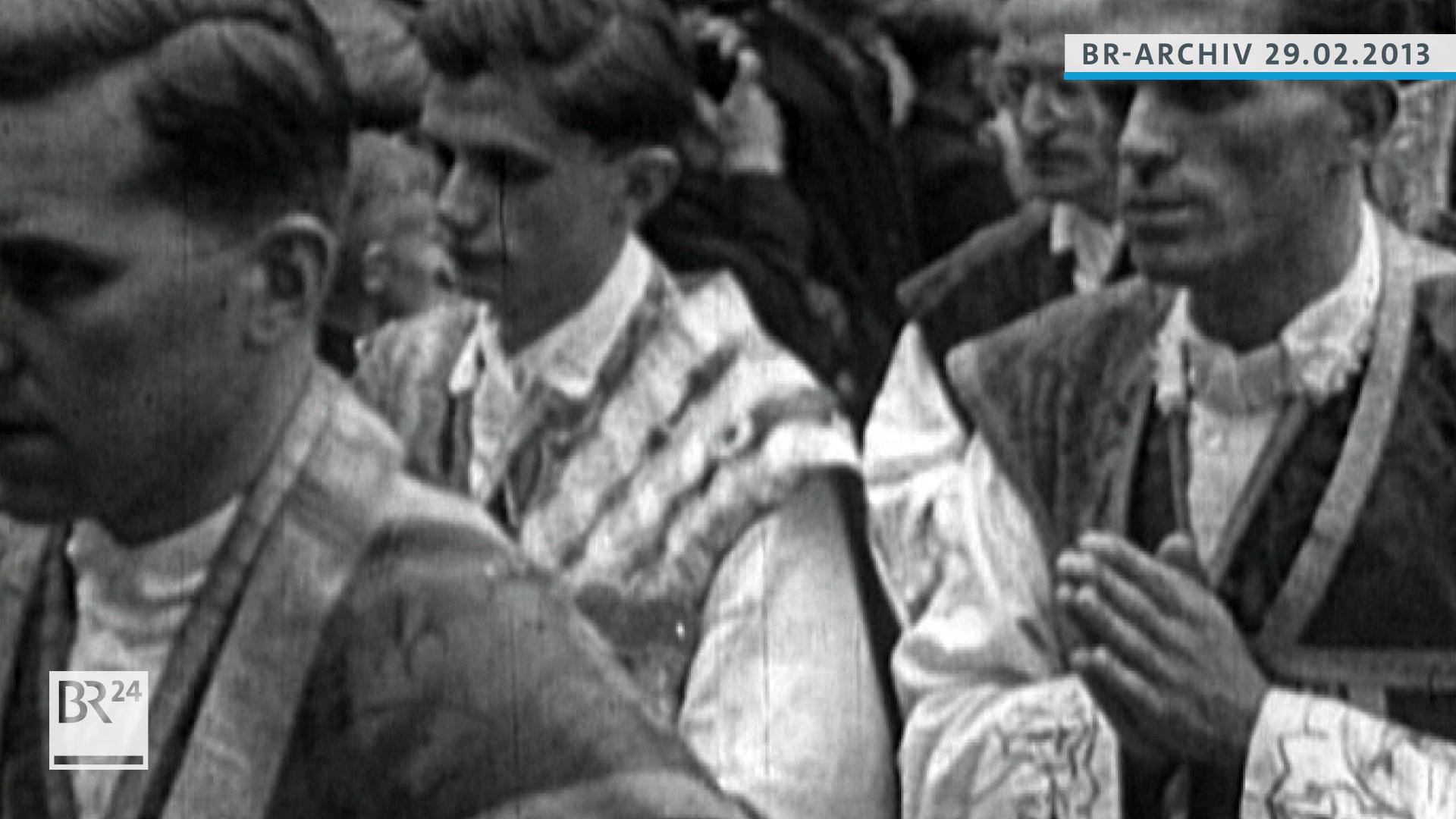 Joseph Ratzinger mit anderen neugeweihten Priestern