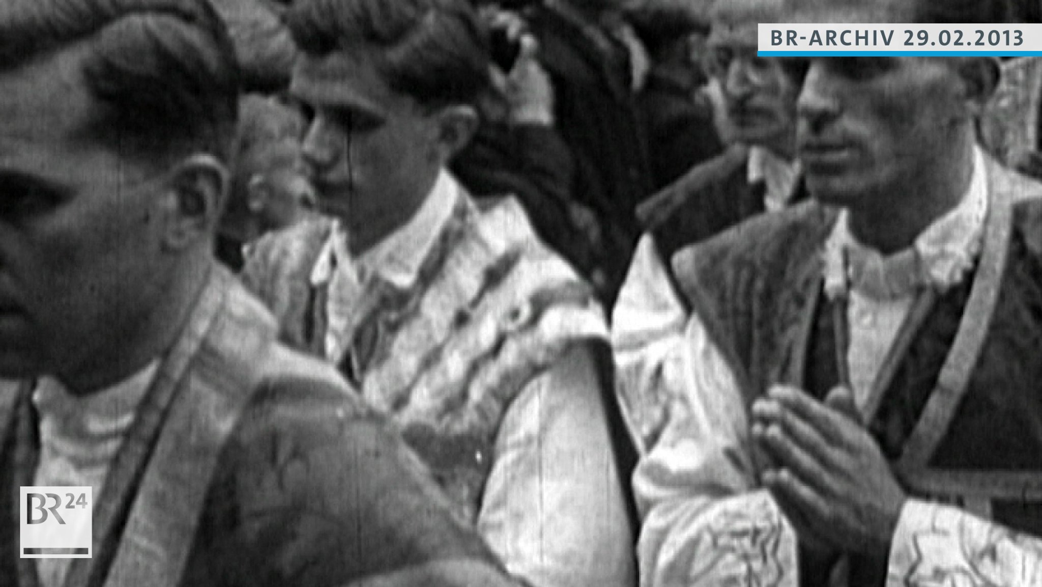 Joseph Ratzinger mit anderen neugeweihten Priestern