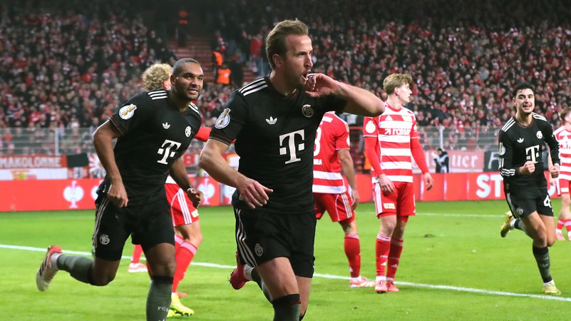 Harry Kane beim Torjubel im Pokalspiel bei Union Berlin | Bild: picture-alliance/dpa Harry Kane beim Torjubel im Pokalspiel bei Union Berlin