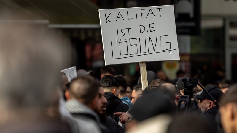 Scholz schließt Konsequenzen nach Islamisten-Demo nicht aus | Bild: dpa-Bildfunk/Axel Heimken Scholz schließt Konsequenzen nach Islamisten-Demo nicht aus