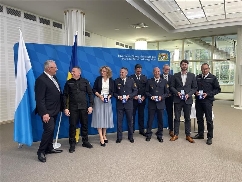 Der ukrainische Innenminister Vasyl Teteria verleiht Hilfskräften aus Bayern Ehrenmedaillen.