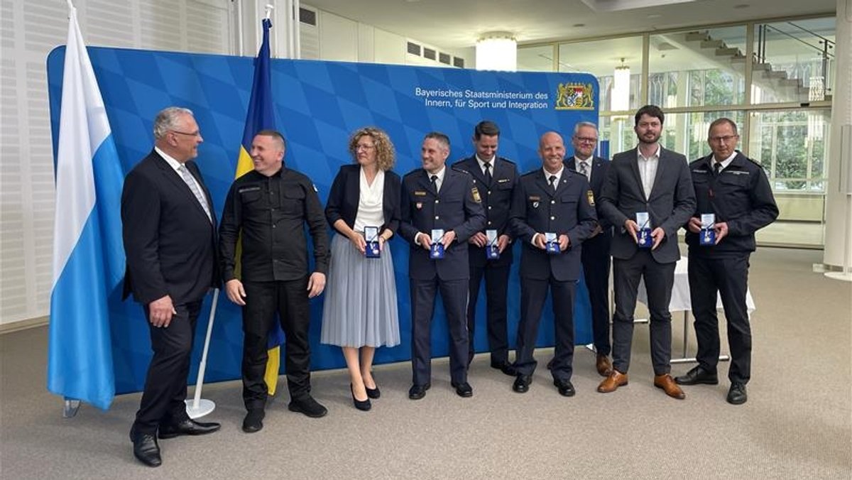 Der ukrainische Innenminister Vasyl Teteria verleiht Hilfskräften aus Bayern Ehrenmedaillen.