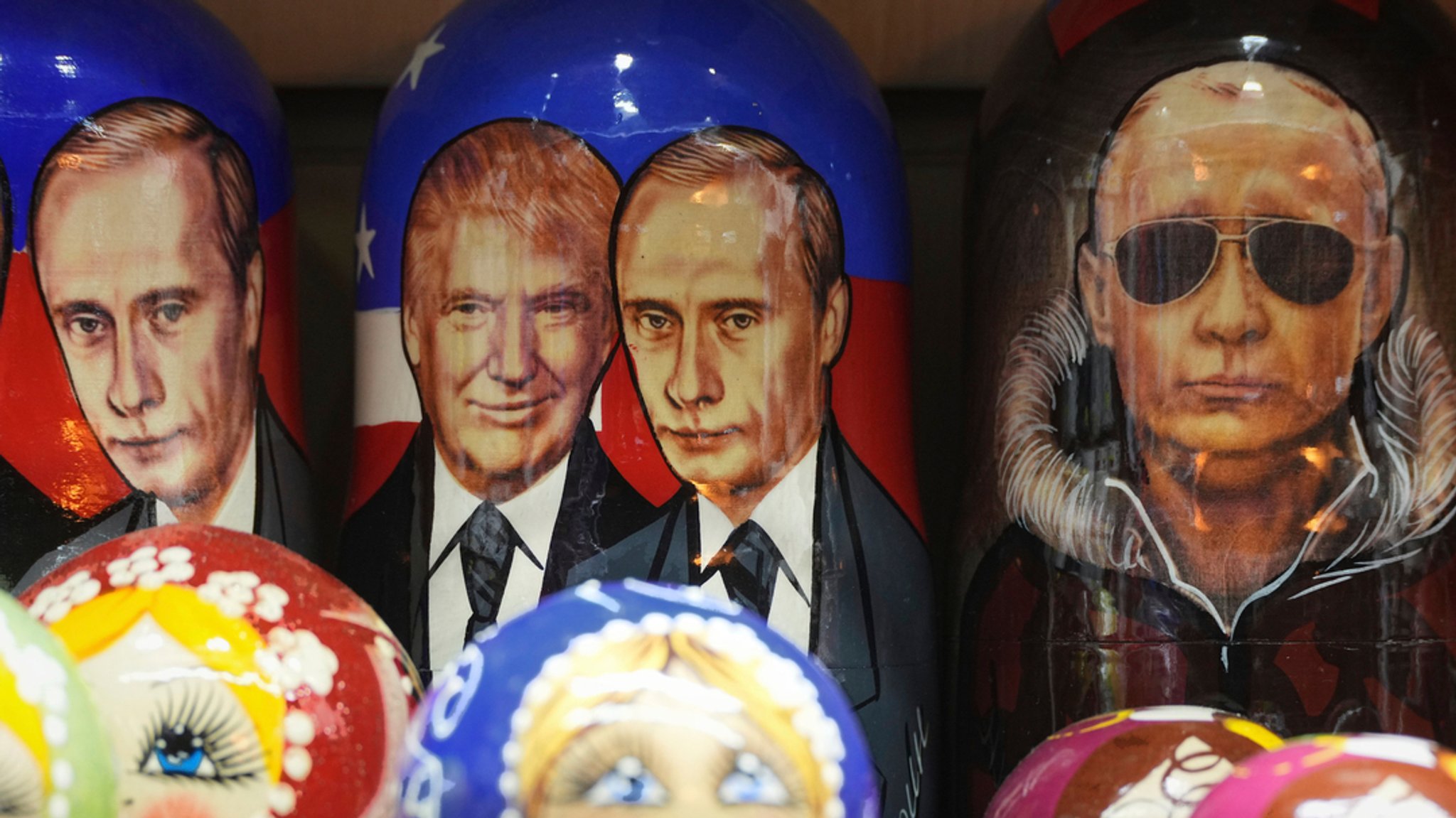 Eine Matrjoschka, eine traditionelle russische Holzpuppe, die den US-Präsidenten Donald Trump und den russischen Präsidenten Wladimir Putin darstellt, wird in einem Souvenirladen in St. Petersburg zum Verkauf angeboten.