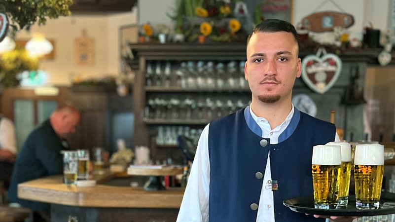 Ashti Abdi, Service-Kraft in München | Bild: Johannes Kaltenhauser Ashti Abdi, Service-Kraft in München