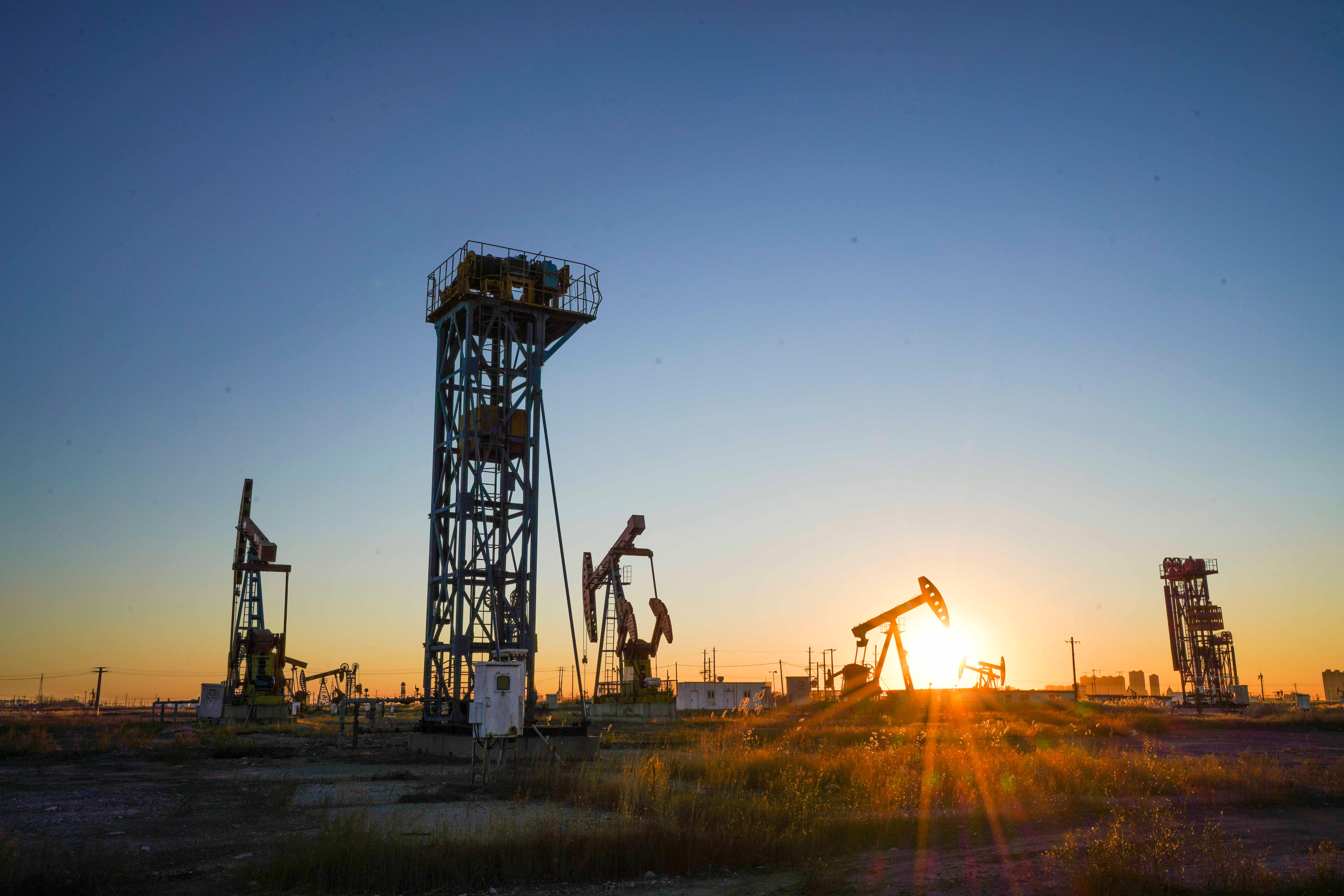 Die Inflationsraten steigen, gleichzeitig stockt die Konjunktur. Eine Situation, die an den Ölpreisschock in den 70er Jahren erinnert. 