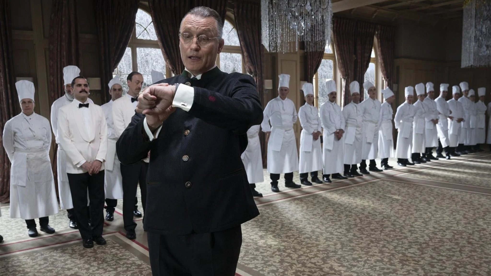 Oliver Masucci sieht man als Manager eines Schweizer Luxushotels in "The Palace" von Roman Polanski