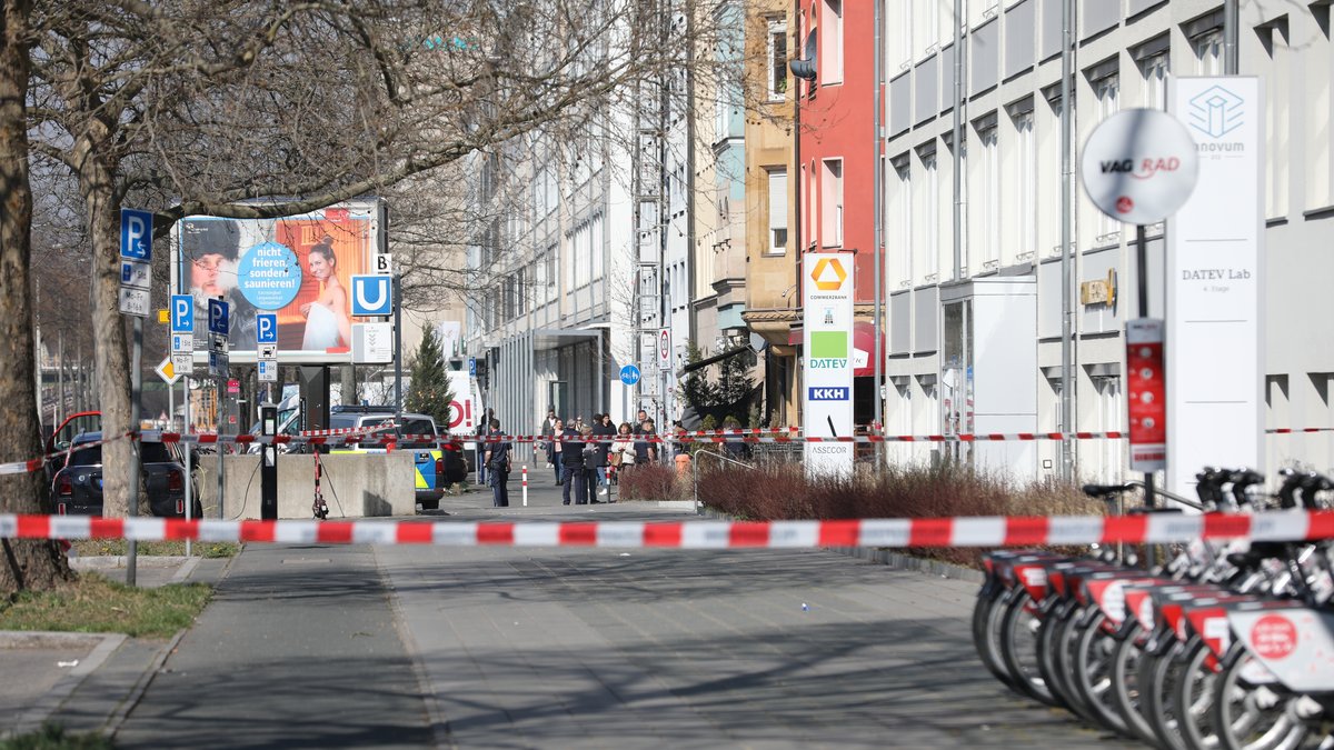 Polizei hat Commerzbank-Filiale mit rot-weißem Flatterband abgesperrt.