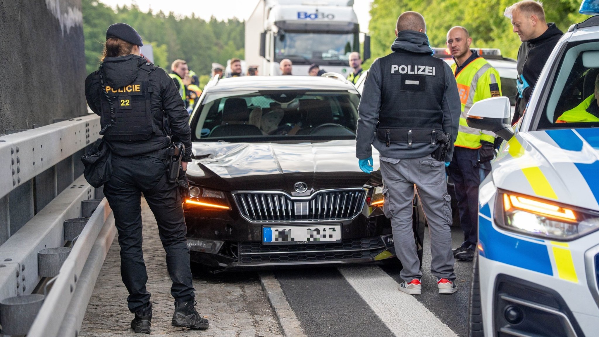 Spektakuläre Verfolgungsjagd - Flüchtender rammt Polizeiauto | Bild: Bildrechte: NEWS5 Spektakuläre Verfolgungsjagd - Flüchtender rammt Polizeiauto