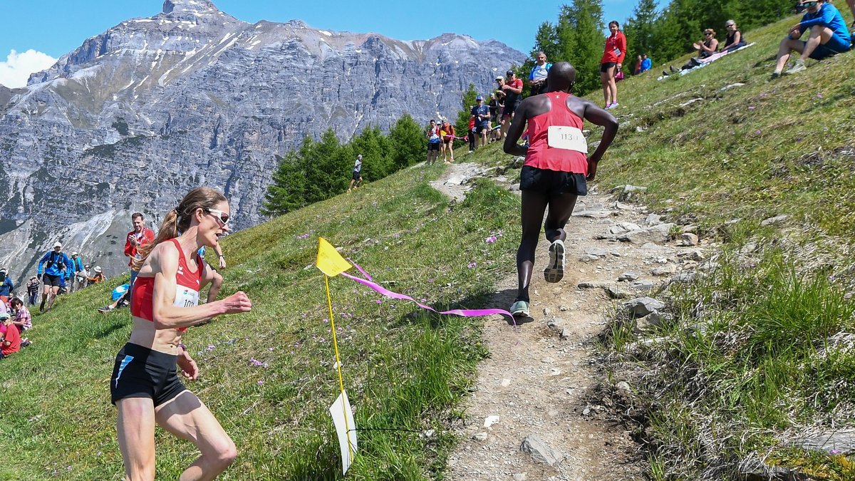 Berglauf-WM in Neustift im Stubaital: Die Österreicherin Andrea Mayr läuft hinter der Kenianerein Jeruto Kisang.