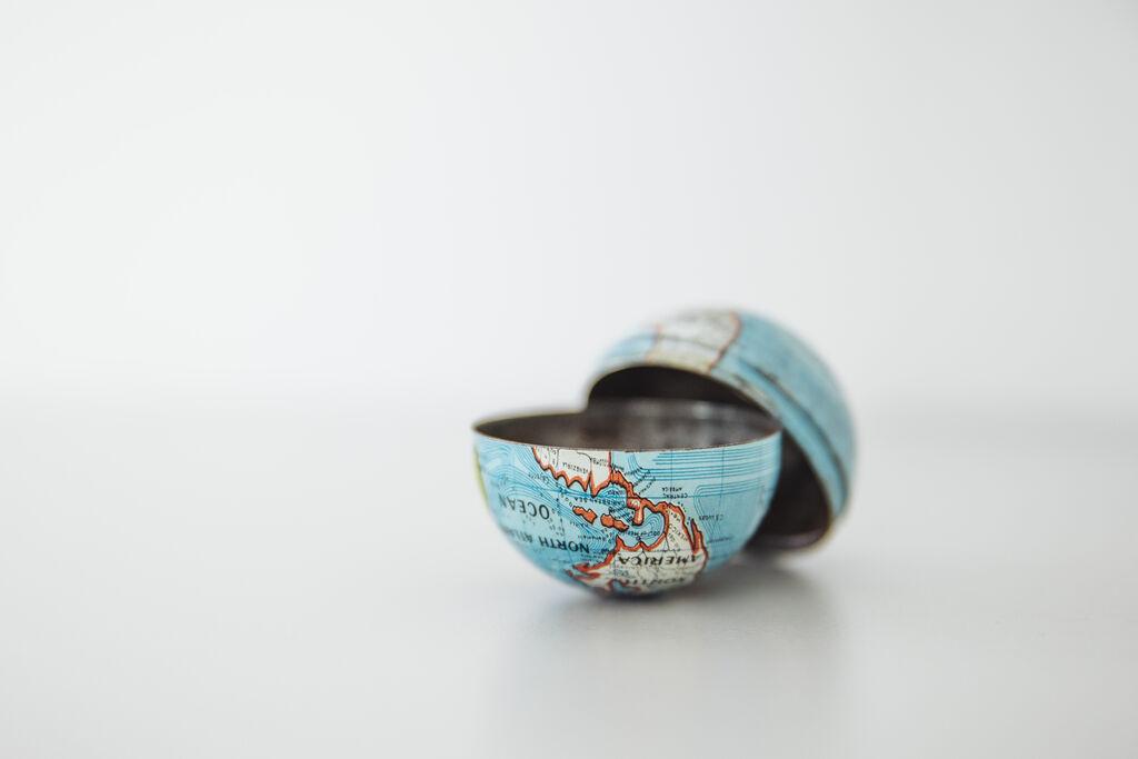 Symbolbild: Eine zweigeteilte Weltkugel.