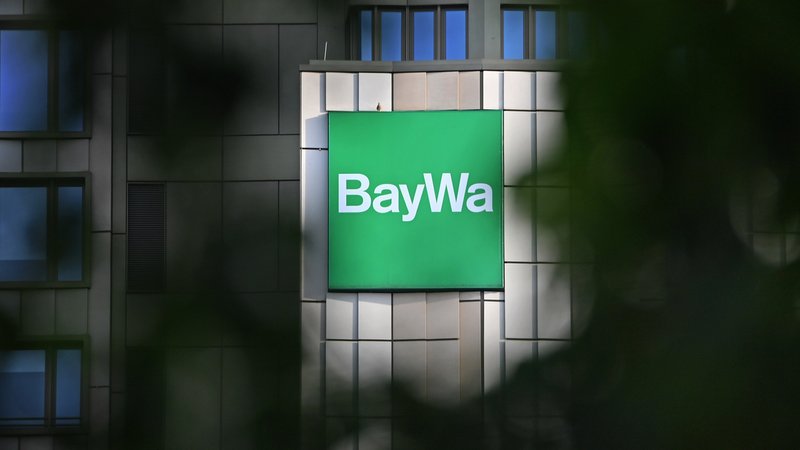Baywa-Logo an einem Gebäude (Archivbild) | Bild: picture alliance / Sven Simon|Frank Hoermann Baywa-Logo an einem Gebäude (Archivbild)