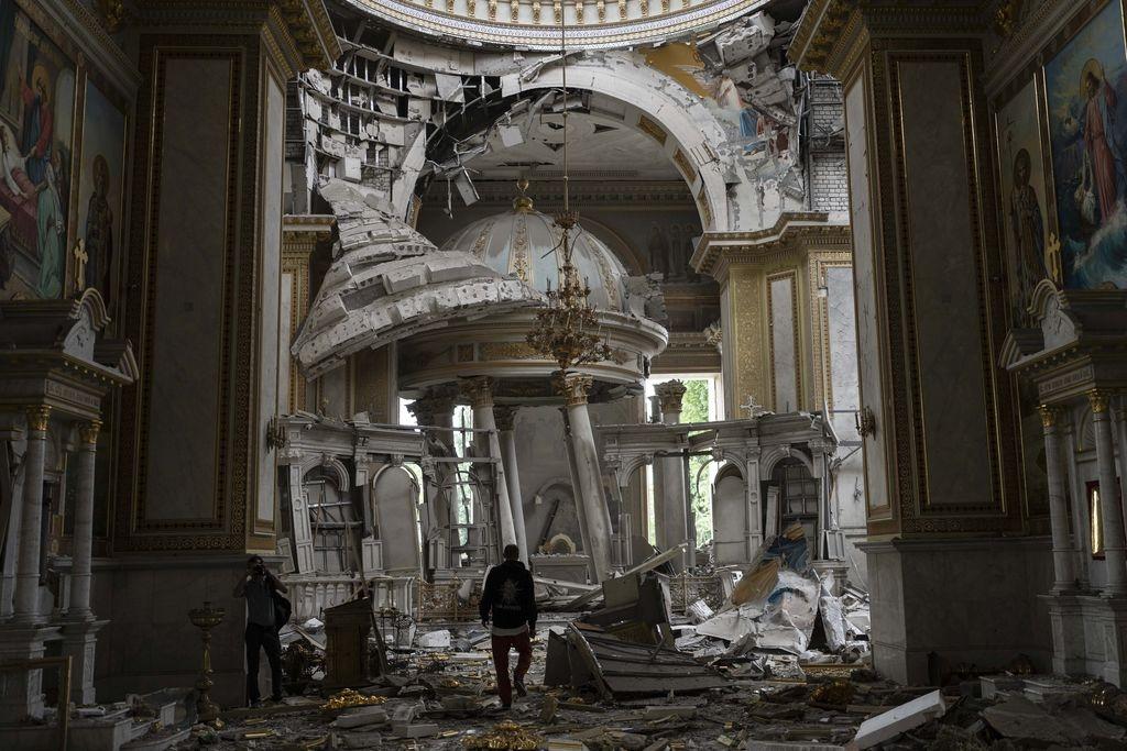 ARCHIV - 23.07.2023, Ukraine, Odeasa: Kirchenmitarbeiter inspizieren die Schäden in der Verklärungskathedrale in Odessa nach russischen Raketenangriffen im Juli 2023. (zu dpa: «Ukraine-Krieg: Über 340 beschädigte Kulturstätten») Foto: Jae C. Hong/AP/dpa +++ dpa-Bildfunk +++