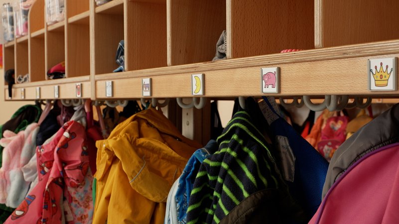 Symbolbild: Kinderjacken in einer Kita | Bild: BR/Annika Svitil Symbolbild: Kinderjacken in einer Kita