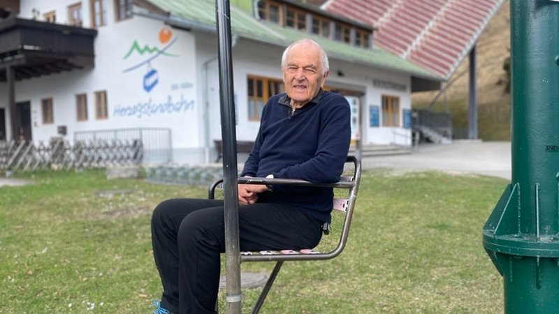 Peter Kraus in der alten Herzogstandbahn, von der heute nur noch ein Ausstellungsstück übrig ist. | Bild: BR/Katharina Pfadenhauer Peter Kraus in der alten Herzogstandbahn, von der heute nur noch ein Ausstellungsstück übrig ist.